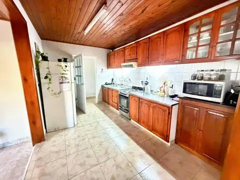 Casa 4 ambientes con 2 baños