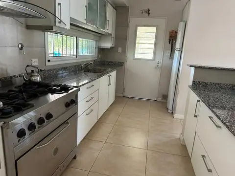 Casa de 3 ambientes con piscina en El Cardal I