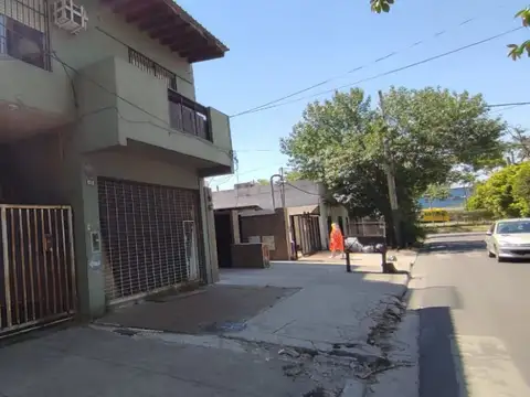 Galpón 240 m2  con local comercial y vivienda 2 ambientes en Caseros zona centro
