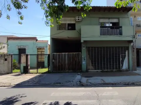Galpón 240 m2  con local comercial y vivienda 2 ambientes en Caseros zona centro