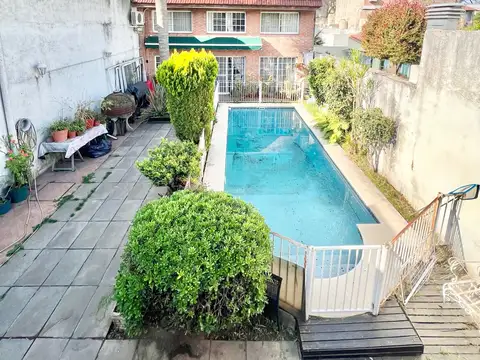 VENTA CHALET EN VILLA DEVOTO 6AMB 4BÑOS PISCINA Y COCH.
