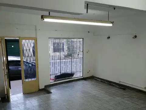 Local comercial a metros del hospital Britanico.