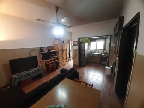 881 4400, Piso 1