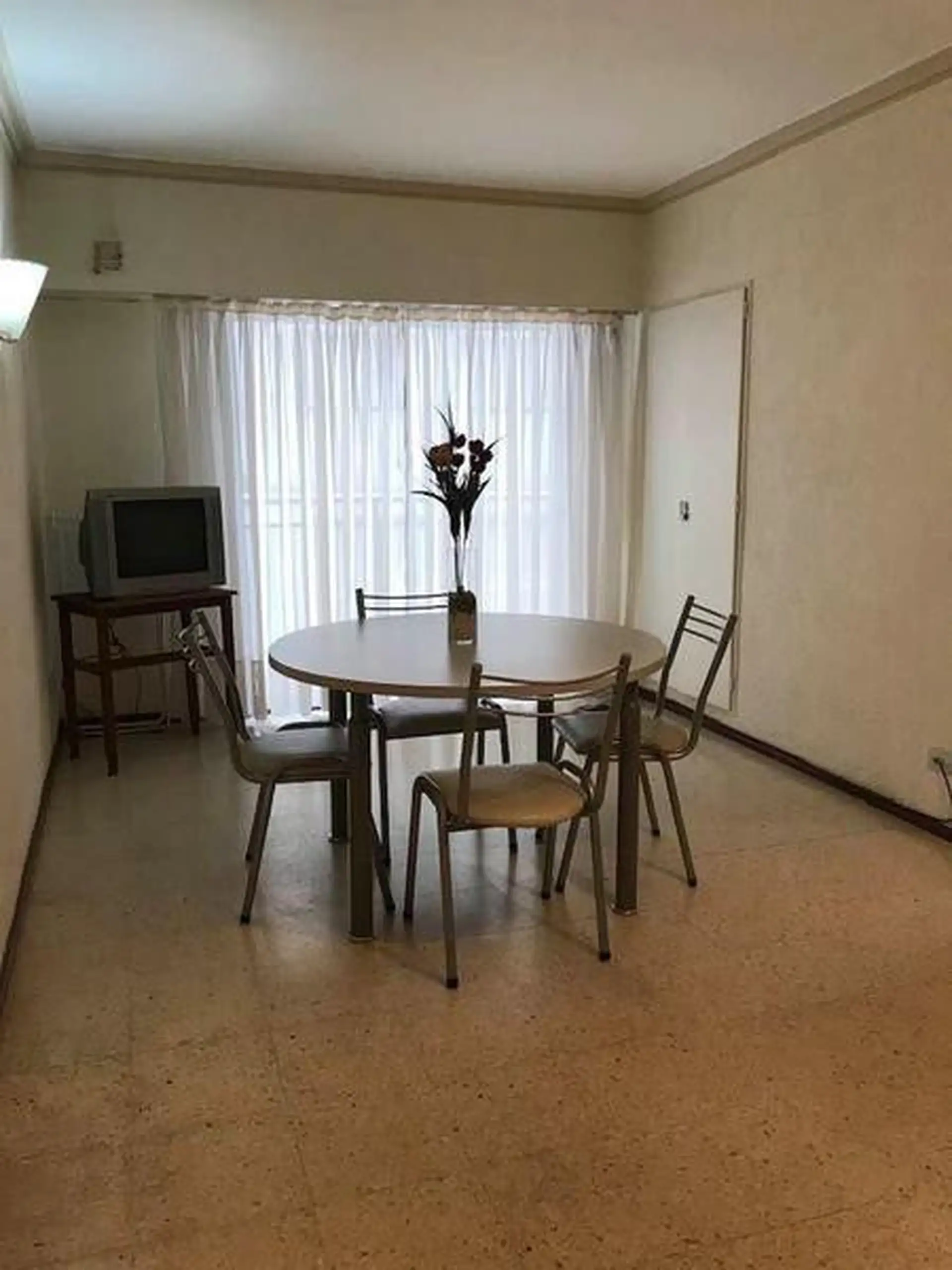 Depto. 2 ambientes cfte. con balcón lateral y cochera Maral 33