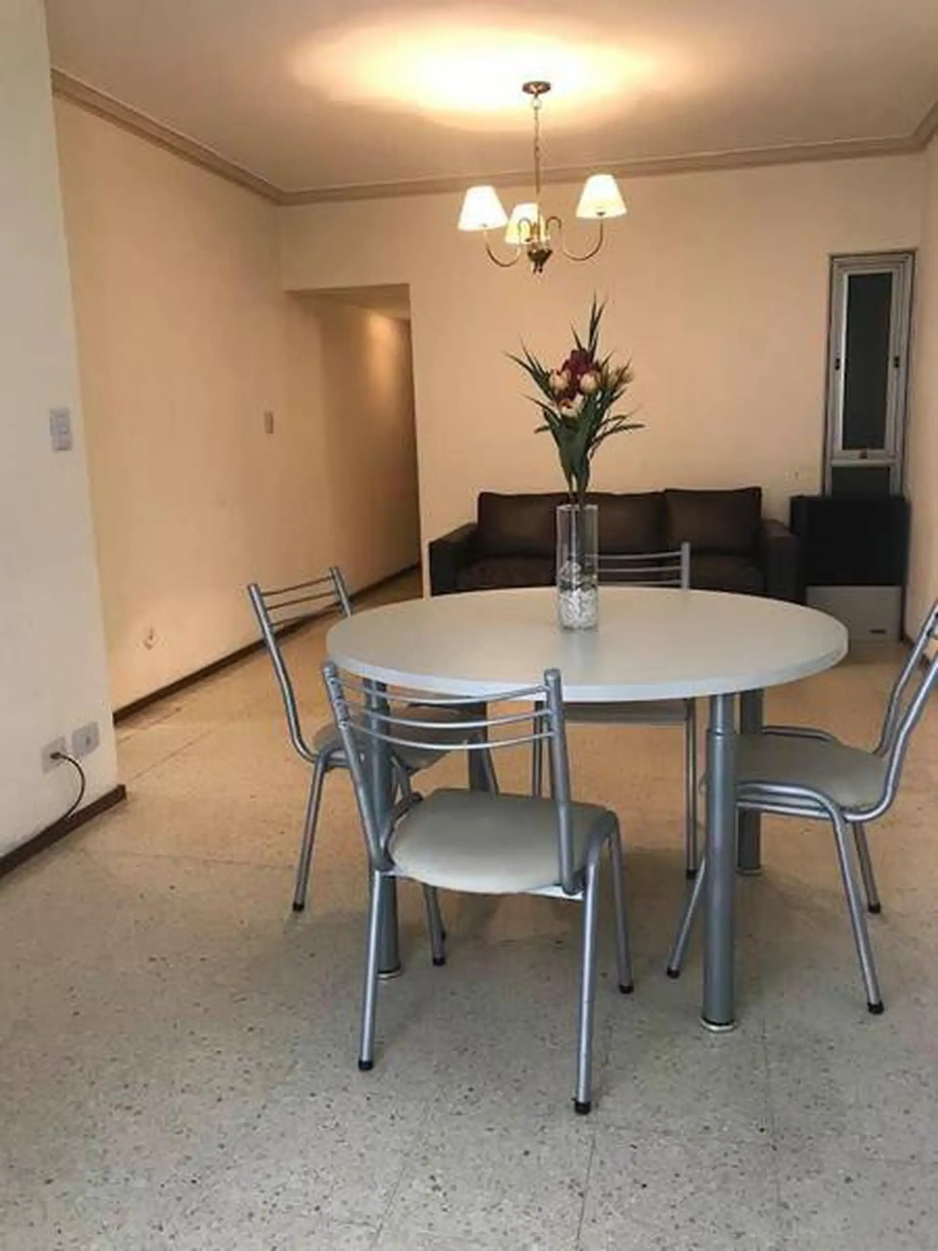 Depto. 2 ambientes cfte. con balcón lateral y cochera Maral 33