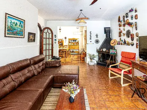 Casa en venta de 2 dormitorios + escritorio c/ cochera en Pocitos
