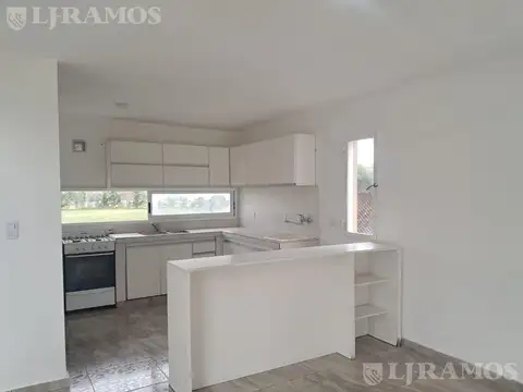 Casa en Alquiler con 2 cocheras