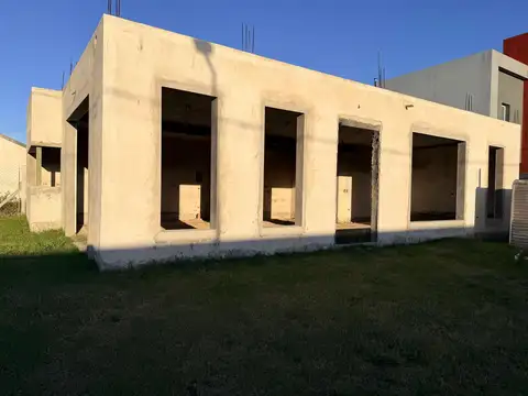 LOTE CON CASA A TERMINAR EN VENTA CITY BELL