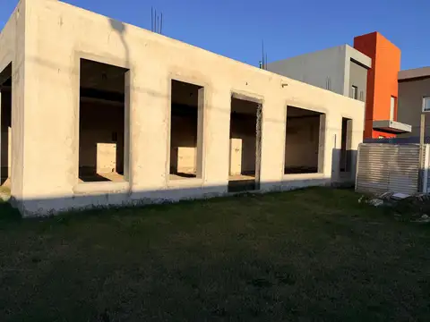 LOTE CON CASA A TERMINAR EN VENTA CITY BELL
