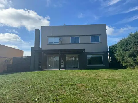 Venta de casa en dos plantas en San Alfonso Pilar del Este