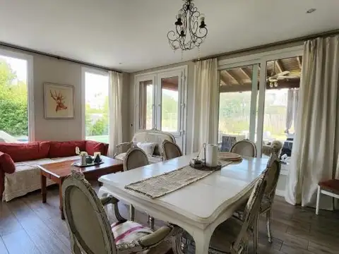 Casa en Venta con 2 cocheras
