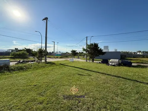 EN VENTA LOTE ESQUINA EN BARRIO NORTE 1, A METROS DEL INGRES