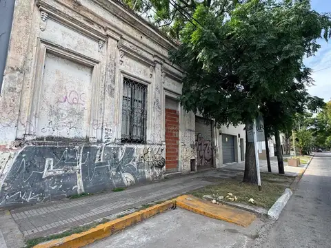 VENTA DE LOTE CON CASA A DEMOLER EN MERLO CENTRO