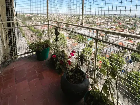 *DEPTO DE 3 AMB. EN AL FRENTE CON BALCÓN SUPER LUMINOSO *LIVING COMEDOR, COCINA SEPARADA, LADAVERO, BAÑO C/BAÑERA Y 2 DORMITORIOS C/PLACARD *EDIFICIO CON SISTEMA DE CAMARAS DE SEGURIDAD *UBICADO A 2 CDS. DE LA ESTACION