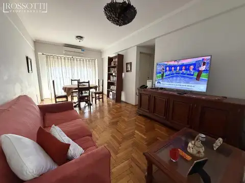 Muy buen departamento de 3 ambientes con balcón y Dependencia de Servicio