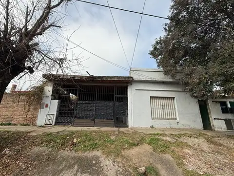CASA 3 AMBIENTES EN VENTA SOLANO COCHERA Y JARDIN