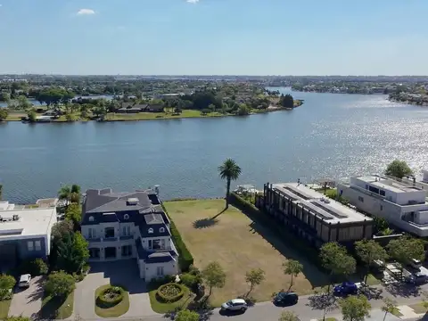 Lote al lago central primera línea de agua en el Golf!