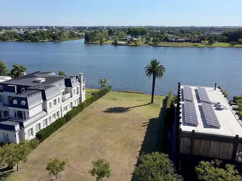 Lote al lago central primera línea de agua en el Golf!