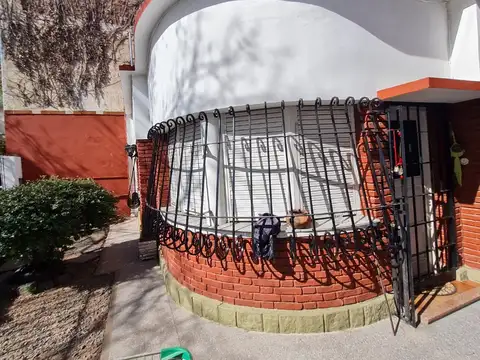 Casa 4 ambientes con jardin, quincho,parrilla, terraza y entrada para 2 autos.