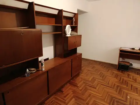Buen Departamento de Tres Ambientes Muy Bien Distribuidos en Buena Zona de Flores