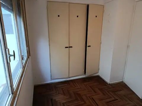 Buen Departamento de Tres Ambientes Muy Bien Distribuidos en Buena Zona de Flores