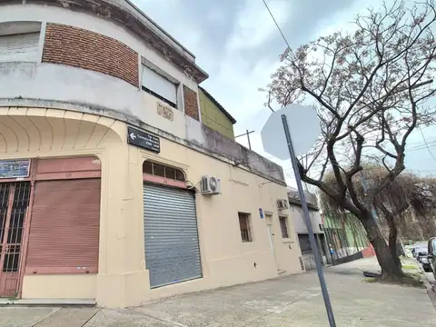 PH CON LOCAL EN ESQUINA EN VENTA FLORES