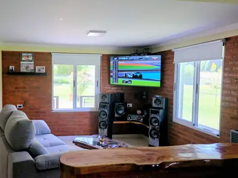 Casa 6 ambientes con 2 baños