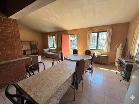 Casa 7 ambientes con 2 baños