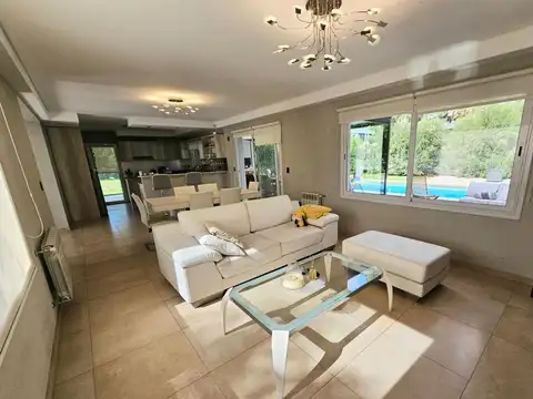 Casa 6 ambientes con 5 baños