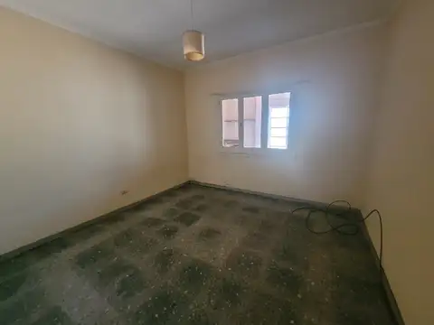 Larrea al 400, e/San Juan y R. Libano - Quilmes Oeste. Casa 3 ambientes