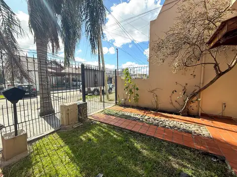 Depto Tipo Casa en Alquiler con 1 cocheras