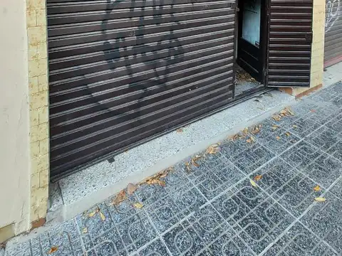 BUEN LOCAL C/BAÑO EN BANFIELD!