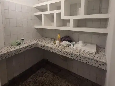 BUEN LOCAL C/BAÑO EN BANFIELD!