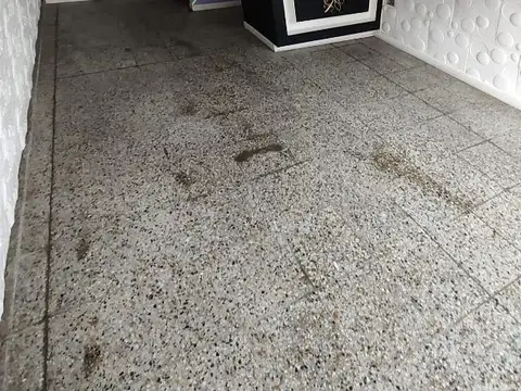 BUEN LOCAL C/BAÑO EN BANFIELD!