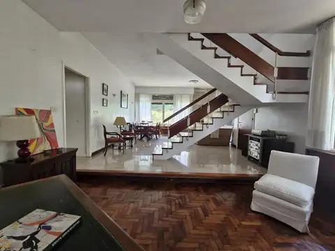 Casa en Venta con 3 cocheras