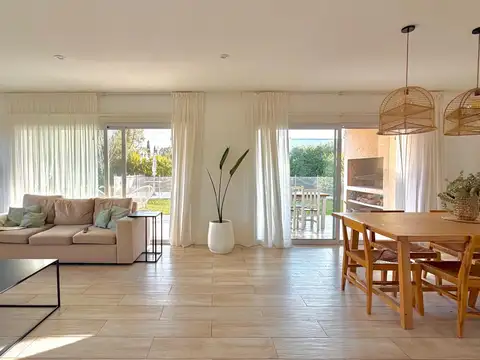 Casa en Alquiler con 5 cocheras