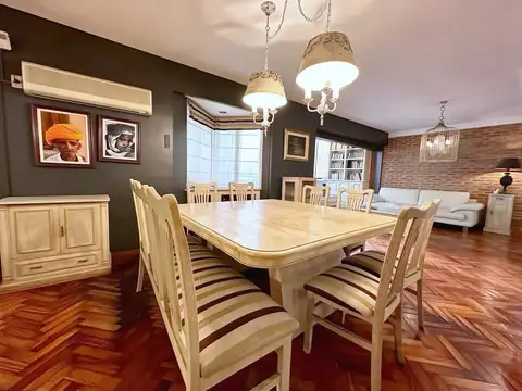 Piso en venta de 5 ambientes con dependencia, patio, una terraza con parrilla y cochera en Belgrano.