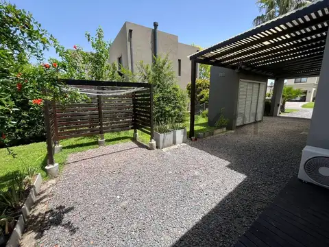 Casa en Alquiler con 1 cochera