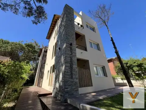 Robinson e/ Bouchard y Azopardo,
