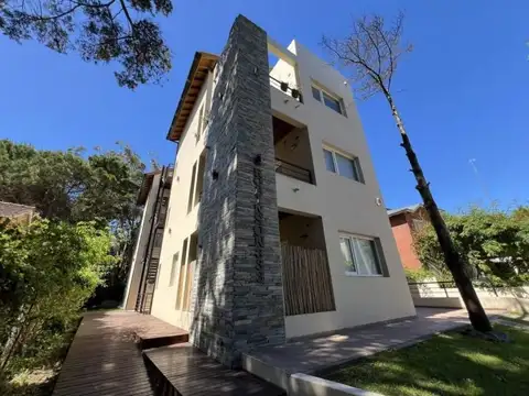 Robinson e/ Bouchard y Azopardo,