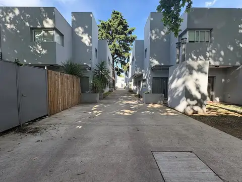 Venta duplex c/jardin privado Adrogue