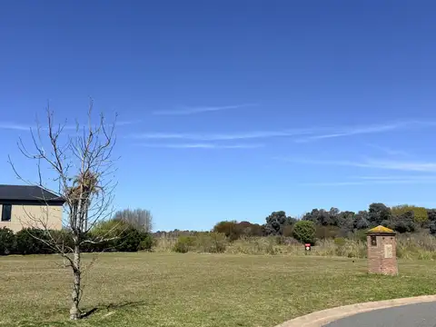 Pilará VENTA Terreno a la laguna en La Berlina 1256 m2