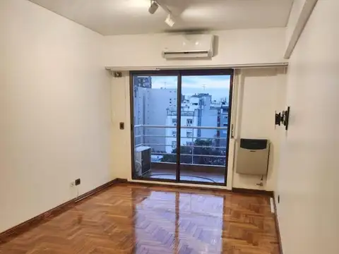 Amplio Departamento 2 Ambientes con Balcón, Toilette y Cochera en Caballito
