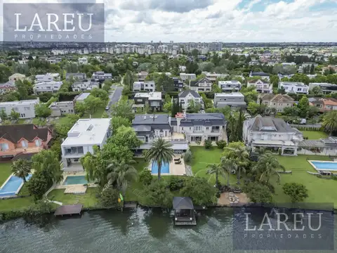 Casa 15 ambientes con 5 baños