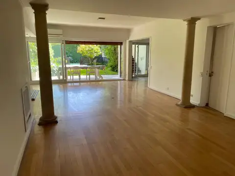 Casa en Alquiler con 1 cochera