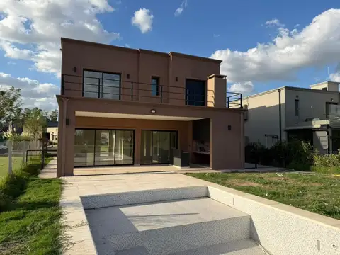 Casa en Alquiler en Santo Tomas, USD 1.600