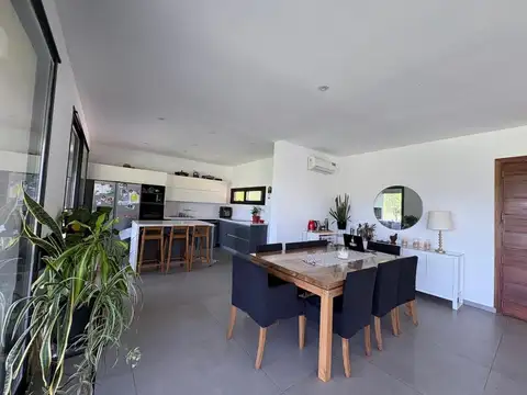 Casa 4 ambientes con 3 baños