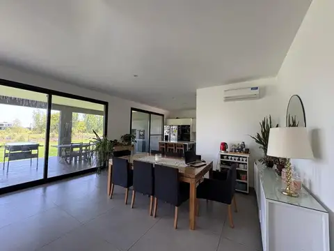 Casa en Venta con 6 cocheras