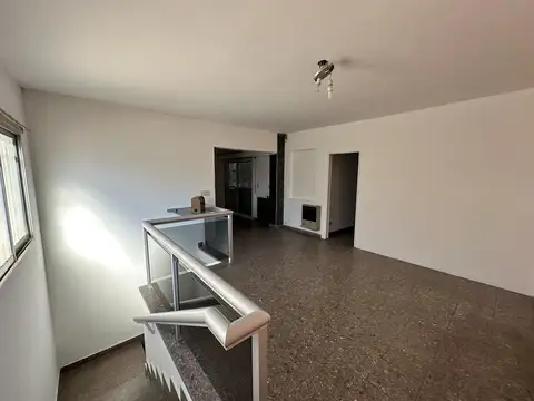 Casa en Venta estilo PH, de 2 dormitorios. Balcón al frente. Centro Campana