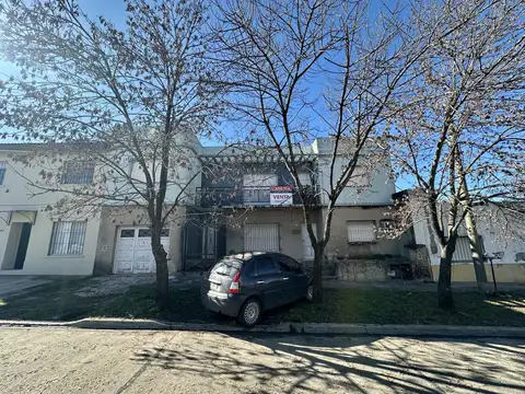 Casa en Venta estilo PH, de 2 dormitorios. Balcón al frente. Centro Campana